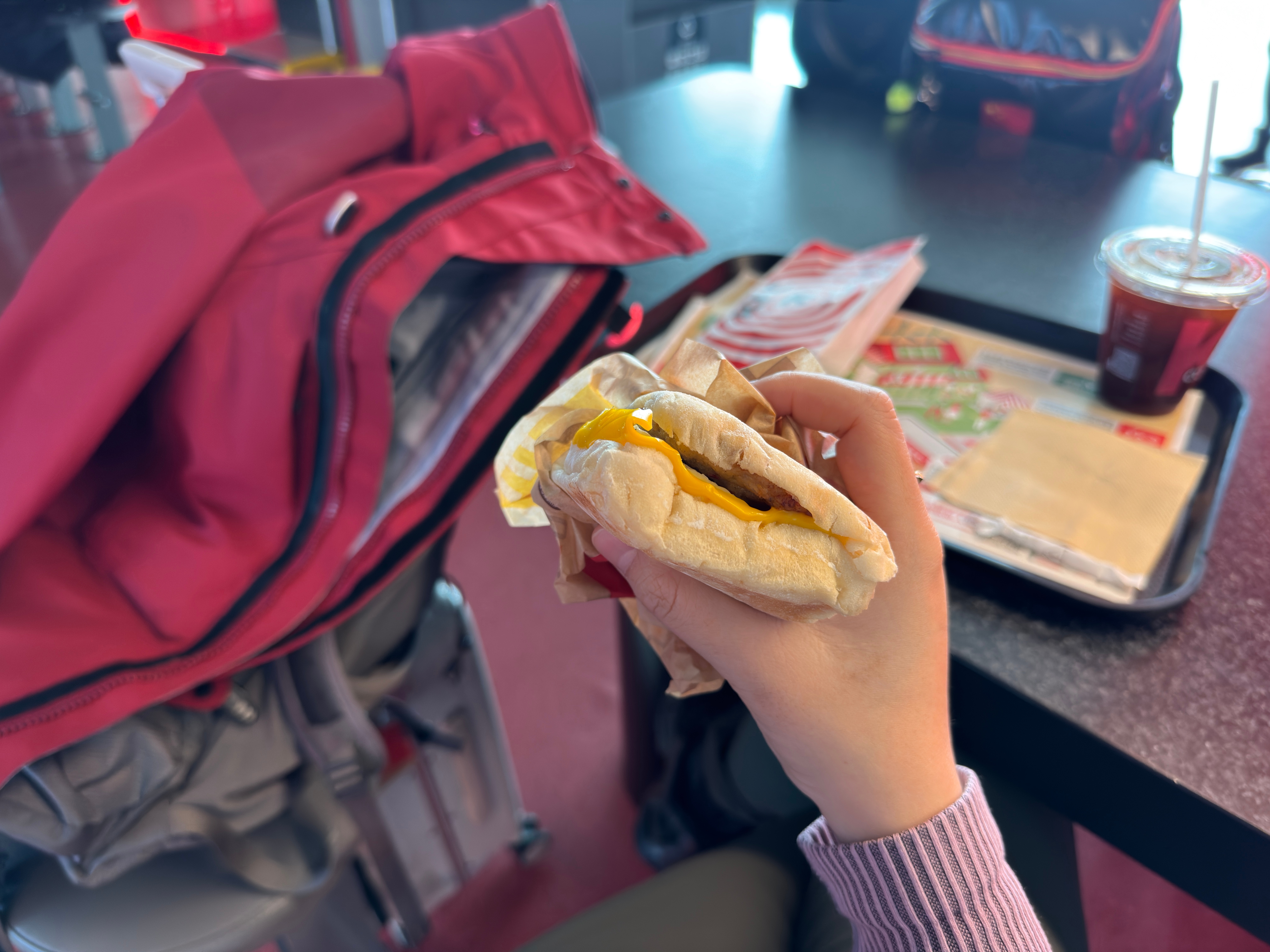 疯狂星期一但肯德基的芝士猪柳帕尼尼没有麦记的猪柳蛋堡好吃伤心还得是麦门永存啊！红