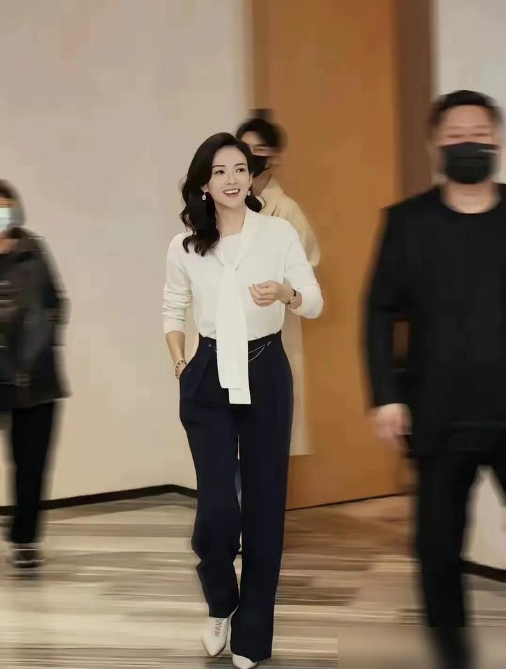 天啊！这状态是真实存在的吗？41岁章子怡二胎后首次亮相，黑长卷发配极简黑白穿搭，