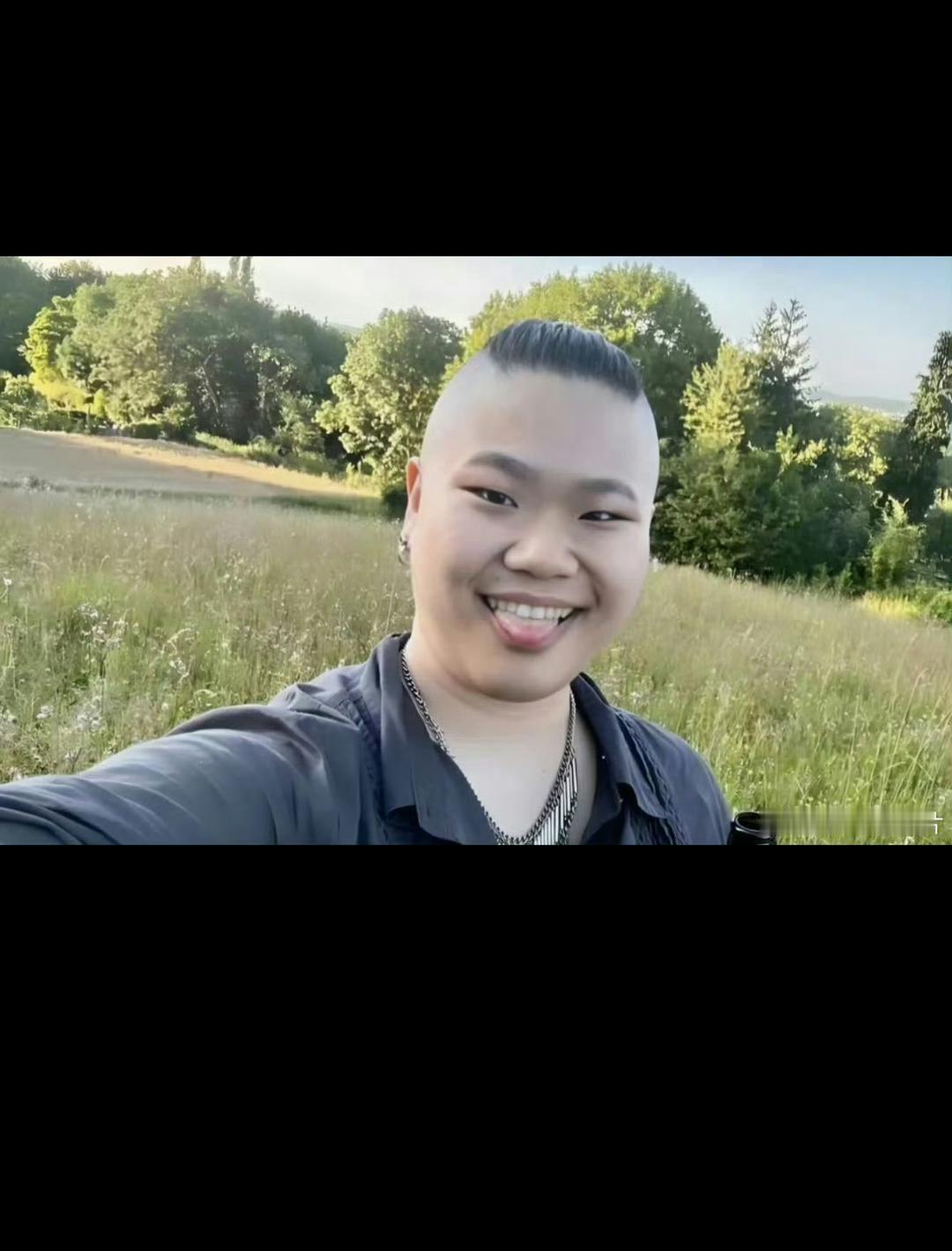 看她穿衣打扮，还有拍照的样子，出个国留个学都快不知道自己姓啥名谁了！！
当年她爸