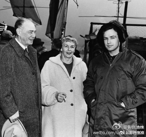 #欧美电影[超话]# 马龙·白兰度与他父母。虽然贵为影帝，他对演戏却很是不屑，他