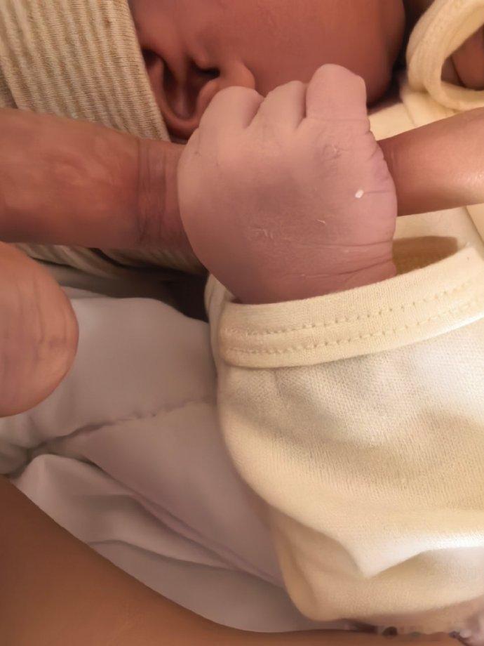 艾福杰尼报喜得女艾福杰尼官宣生女 艾福杰尼喜提小情人，这不得把女儿宠上天！祝宝贝