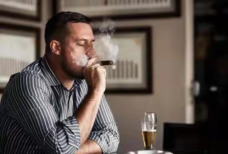 香烟的真正杀伤力，根本不是肺癌！一支烟点燃后，它最先摧毁的，是你以为“无关紧要”