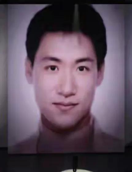 歌神张学友年轻时候还是很帅气的，看他年轻时的样子也是一个标准的帅哥，他的五官也很