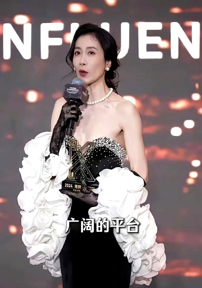 53岁的陶虹，眼角皱纹清晰可见，身材也不再骨感，结果评论区却一边倒地夸她。

真