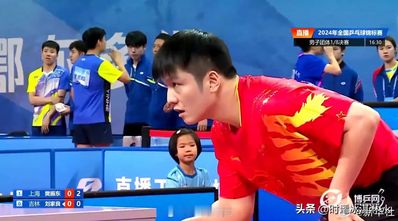 和樊振东打球的这小子是谁啊！竟然遮挡发球，在樊振东面前[捂脸]

这小子球技不行