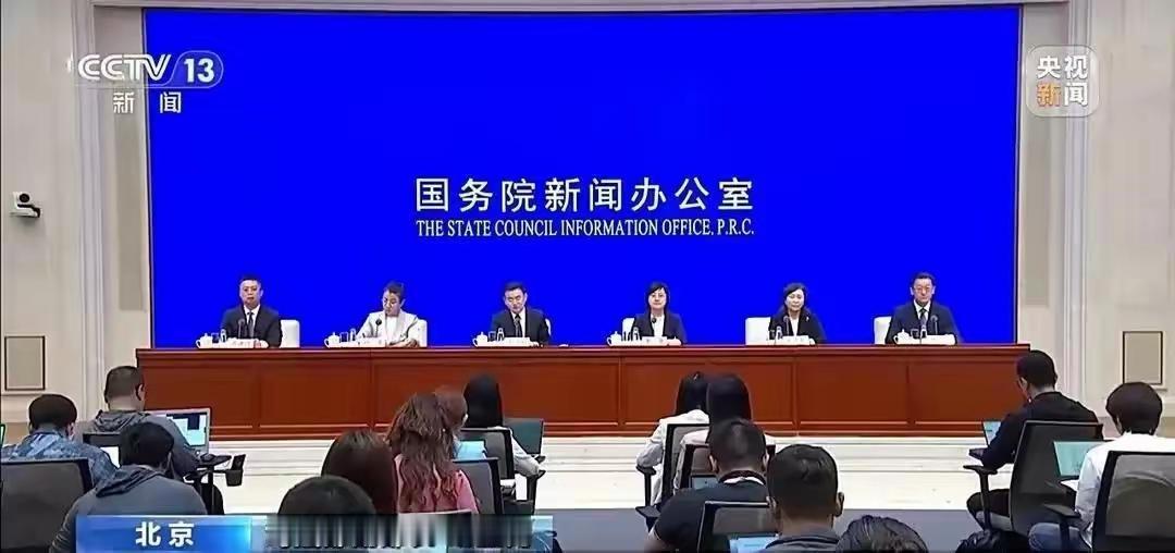 三十万人摘下制服，多地执法队伍迎来大整顿，这次整治真的动了真格。不光清退不合格人