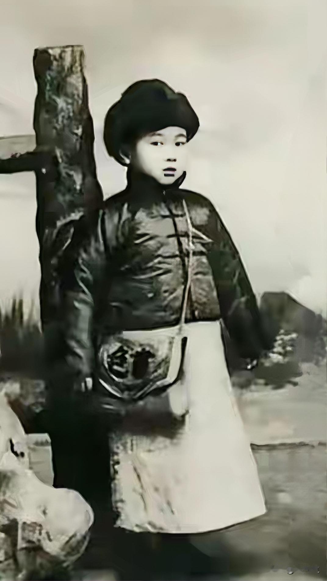 这张照片拍摄于1917年的北京。照片里的“孩子”，当时只有六岁，穿着厚实的冬装，