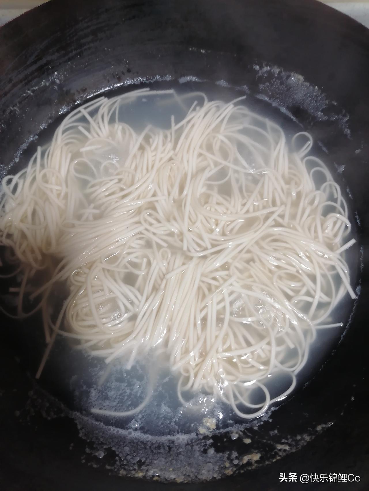 一个人也吃不了多少，煮碗面吃，讲究过吧[捂脸][捂脸][捂脸]