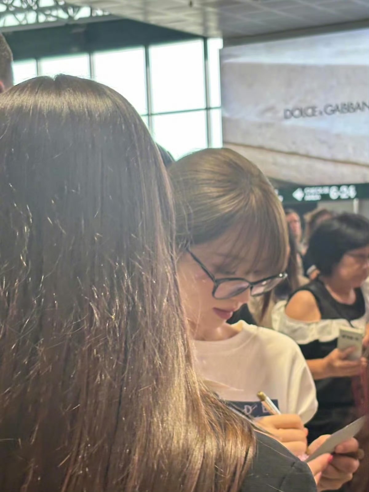 田曦薇米兰机场给粉丝签名[捂嘴哭]好宠溺吧～我真的要闹了！vv 学姐我也要🤲?