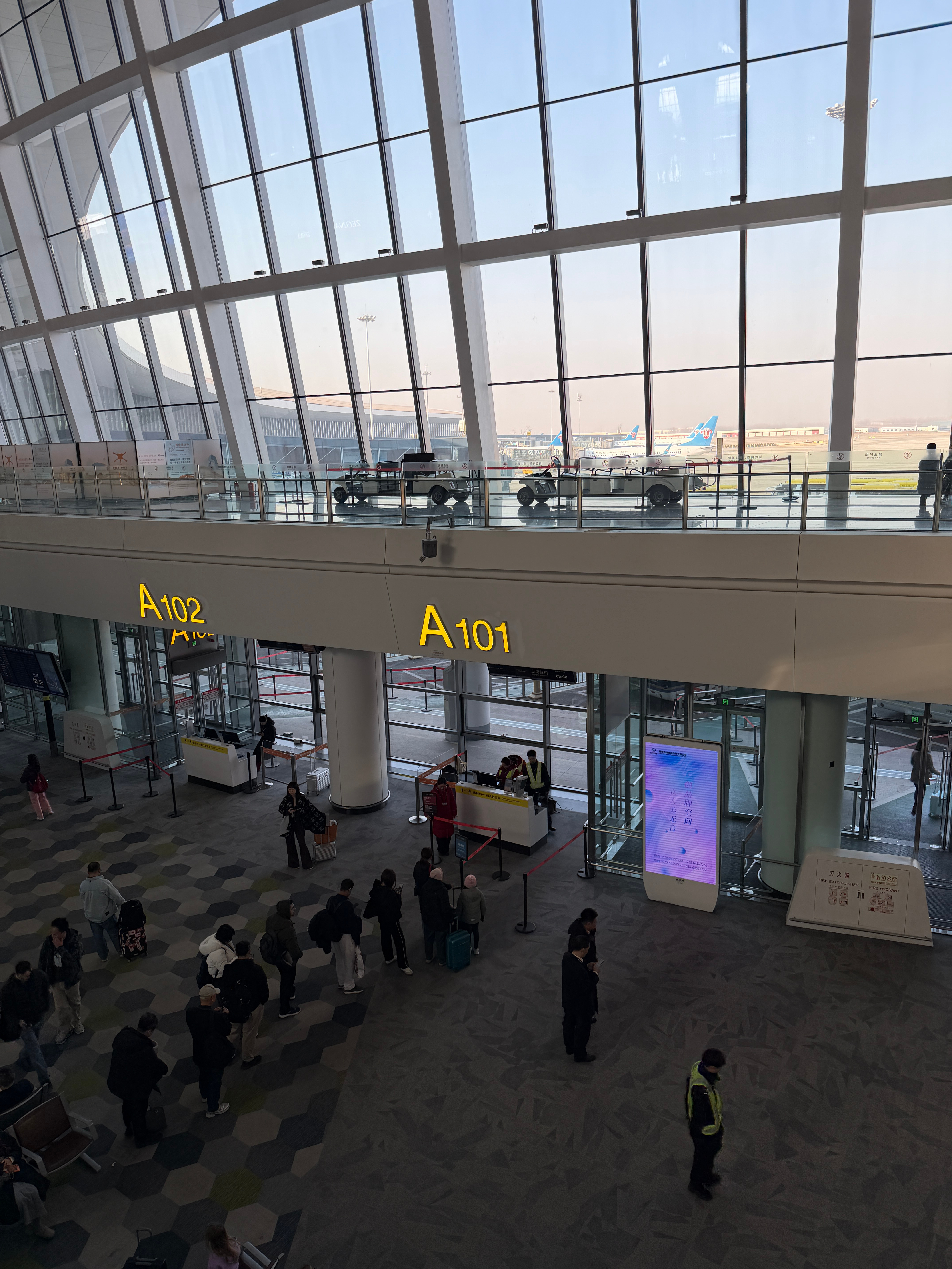 早啊！连续出差从远机位摆渡车开始 北京·北京大兴国际机场