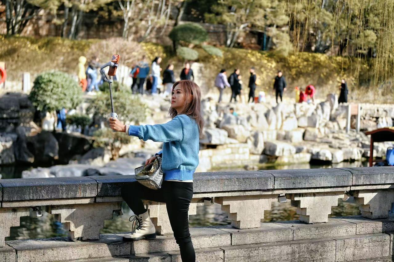 2月24日，春节假期过后，游客打卡游玩泉城景区的热情不减，“泉水游”火爆依旧。在