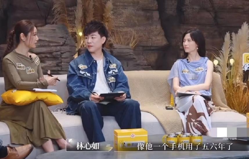 没想到霍建华这么节省，一部手机用五六年，屏幕面板开裂了都不舍得换，老干部实锤了。