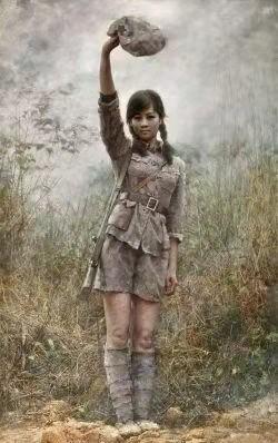 西路军女战士何芝芳终于把解放军盼来了，她主动要见解放军首长，却被拦在了门外。何芝