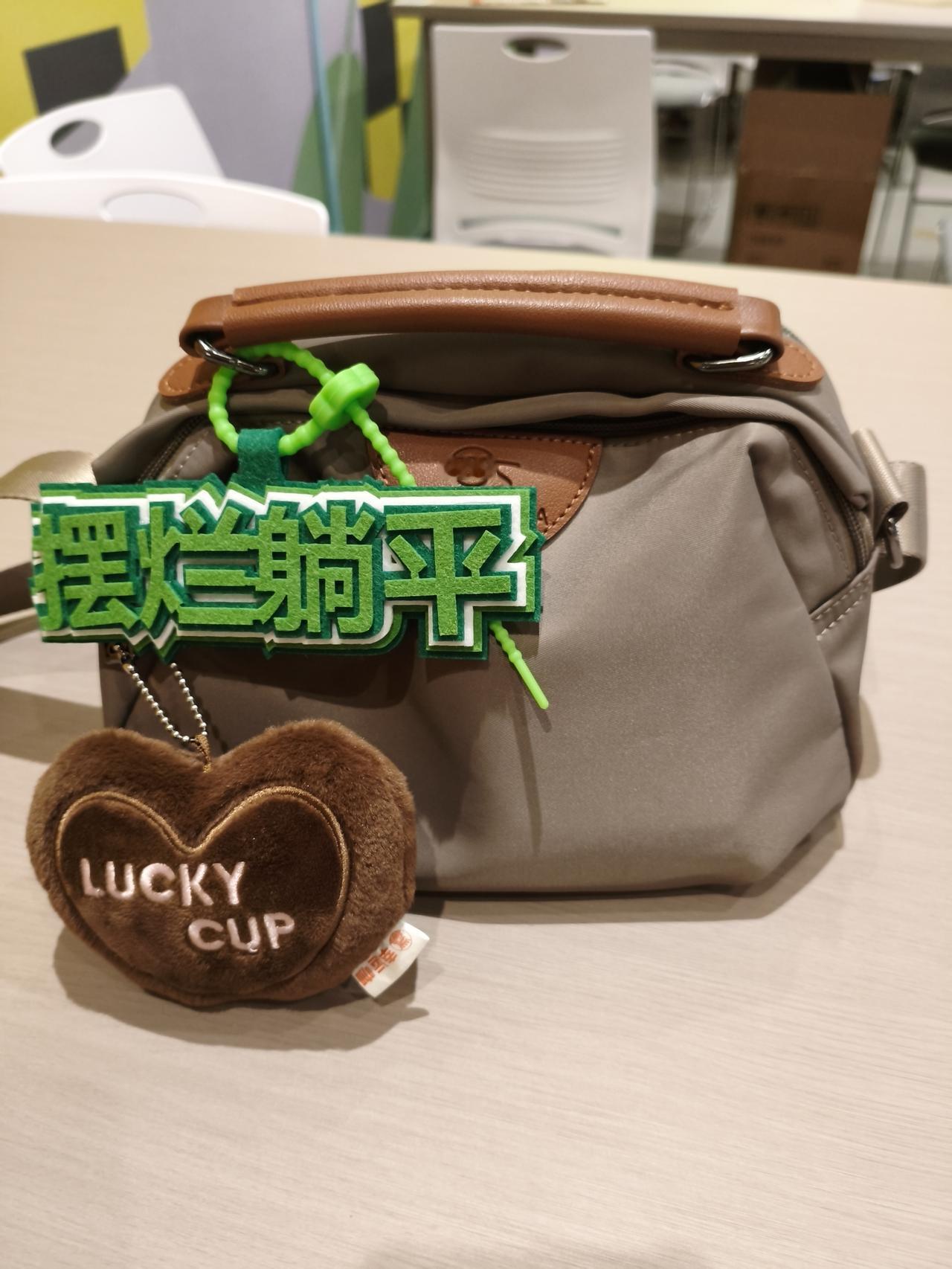 初来郑州，闺女给我选了两个挂件。都有一定寓意：一个说我已经退休，拿着不算少的退休
