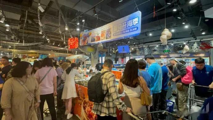 香港人到深圳抢购大闸蟹，有人坐不住了！香港蟹商提醒：小心腹泻呕吐。
 
港媒香港