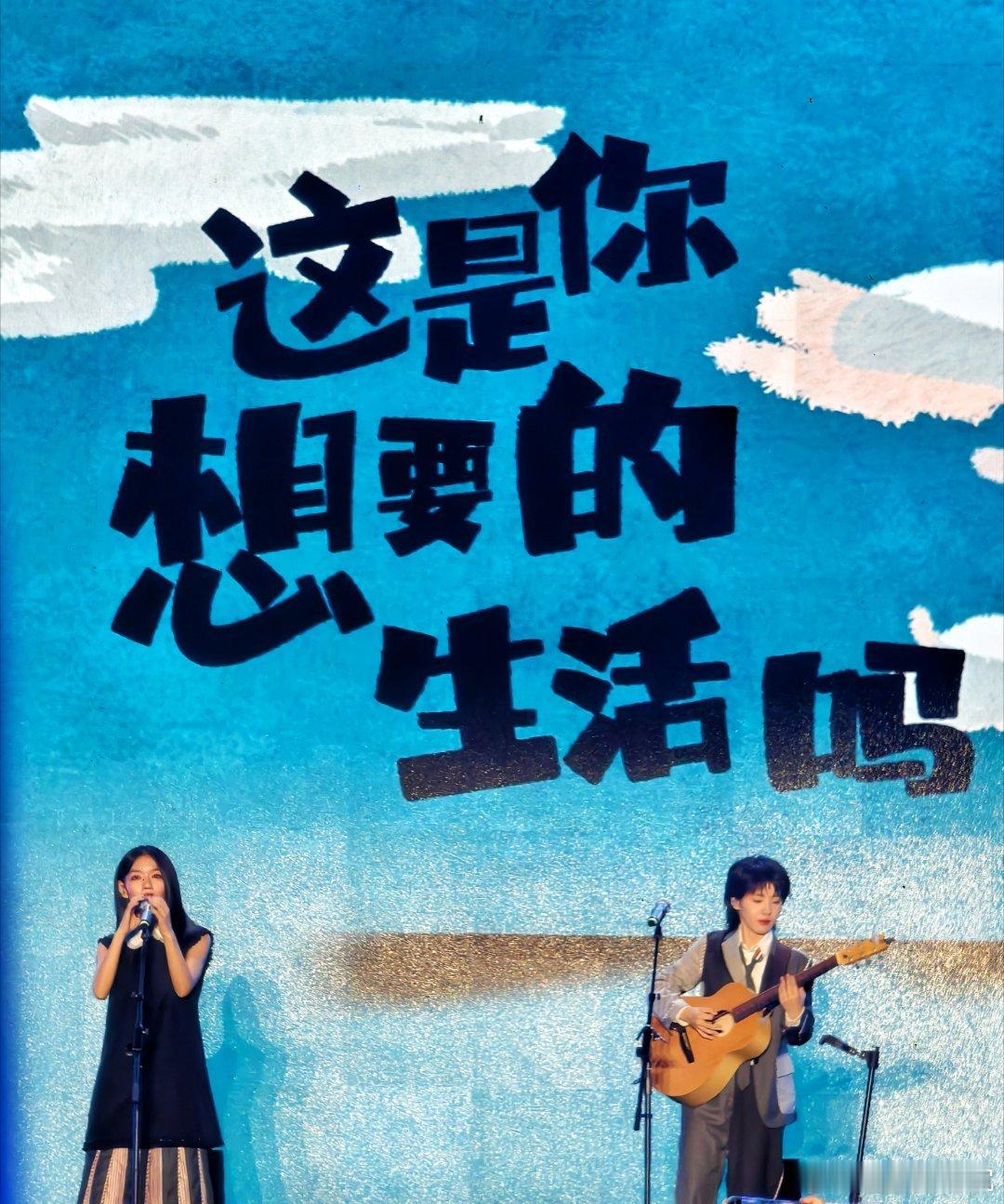 无聊文献中的有聊瞬间 那年夏天大家只能堆在草坪上闪烁星光点点我说我永远希望感受年