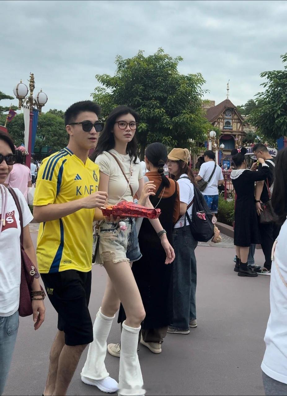 #香港迪士尼偶遇何猷君奚梦瑶一家##何猷君奚梦瑶和儿女穿亲子装#奚梦瑶何猷君一家