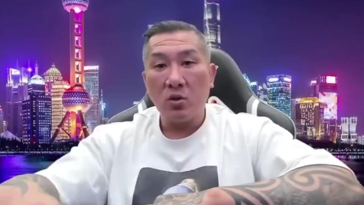 馆长自从来过大陆之后，好像顿悟了一样！
继大前天怼国民党从大陆白吃白喝，前天晚上