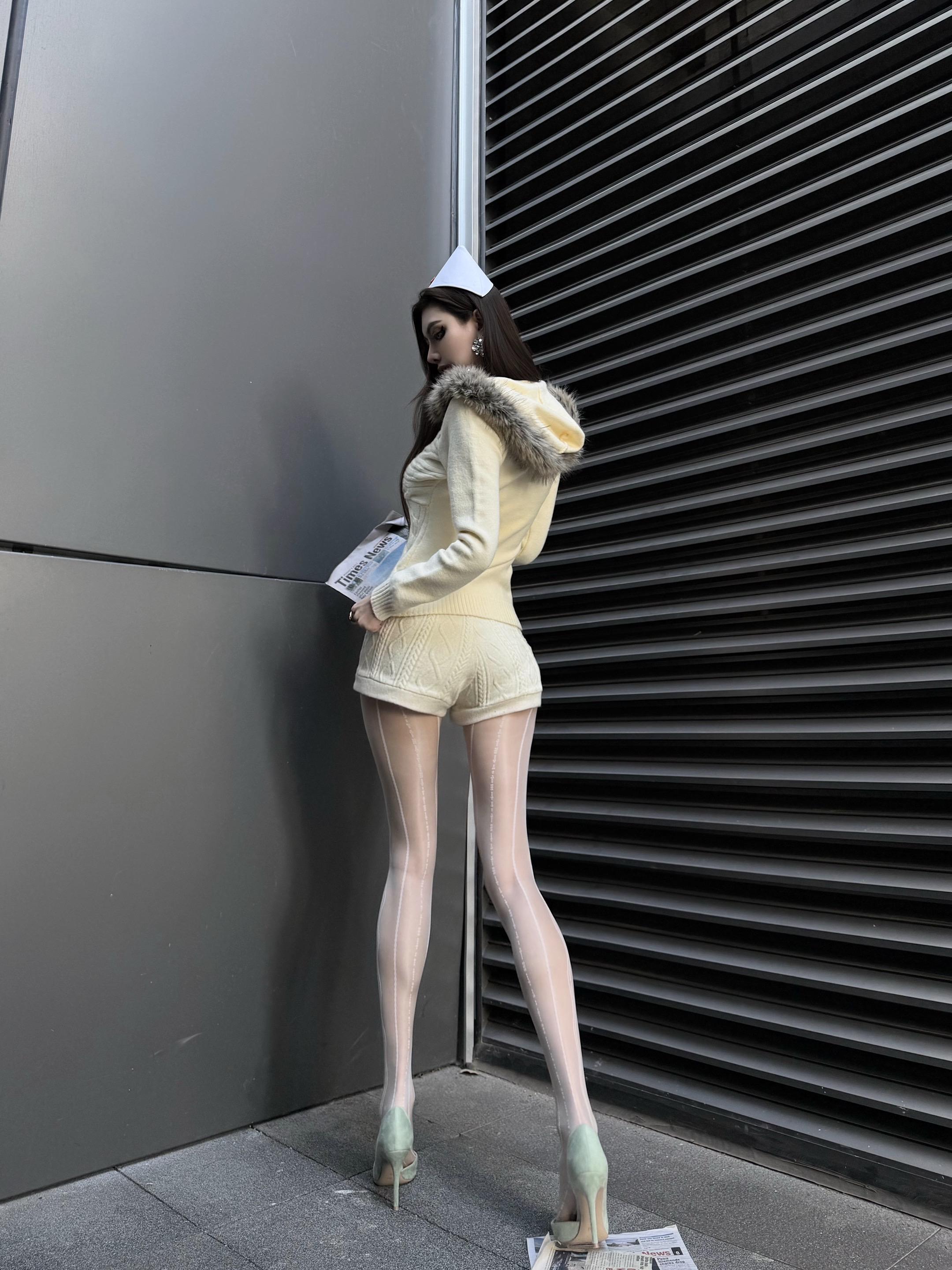 女明星站姿拍照巨显腿长。