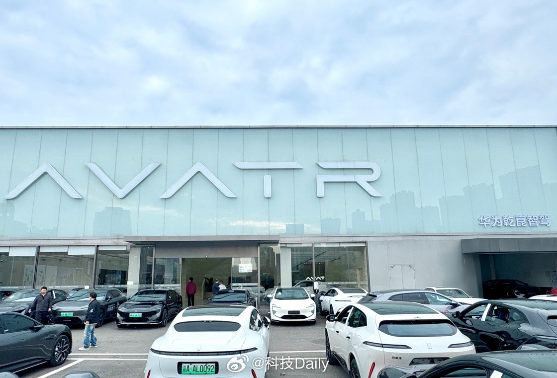 阿维塔排面啊，门店挂上“华为乾崑智驾”标识。阿维塔战略2.0的加速落地，双方将从