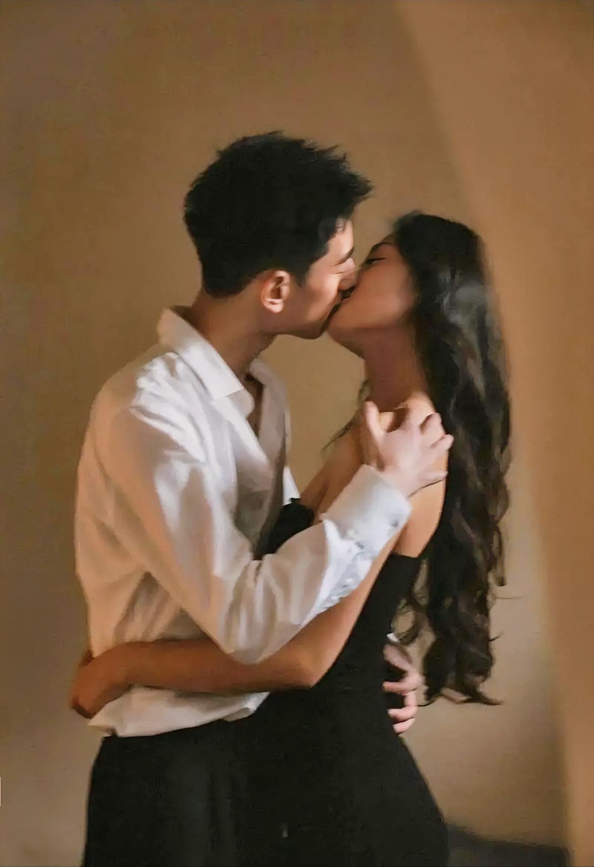 真正关系好的夫妻，过的都很简单纯粹。

就是两个人都没什么朋友，夫妻俩各自是彼此