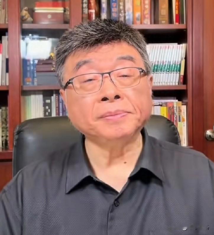 看哭了！70年第一次！郑丽文三鞠躬后全场高歌！
我刚才看了一段视频，心里挺不是滋