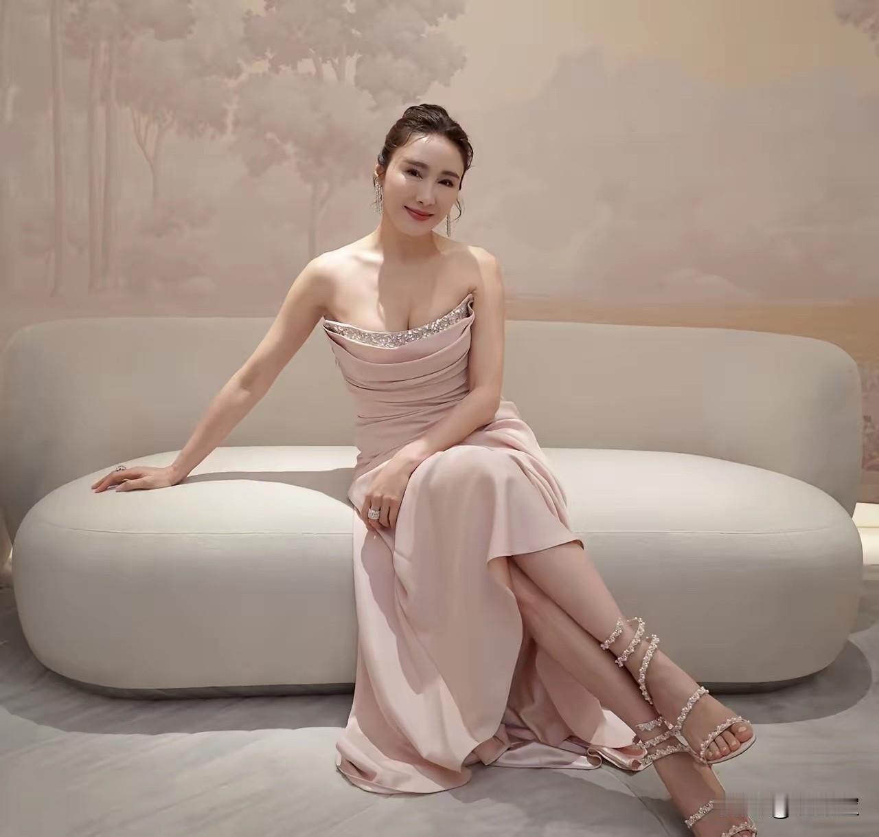 我可能是对温柔有什么误解
黎姿都53岁了
我都还没体会到她的颜值

看到黎姿最新