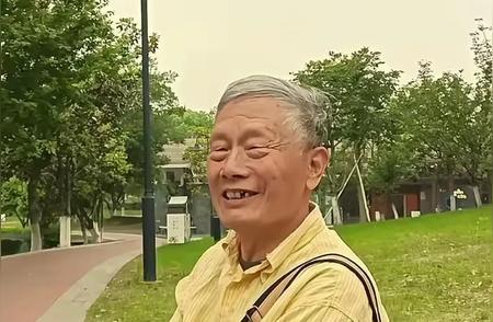 哇塞！海清78岁老爸首露面，退休生活超有料！
家人们呐，最近海清她78岁的老爸首