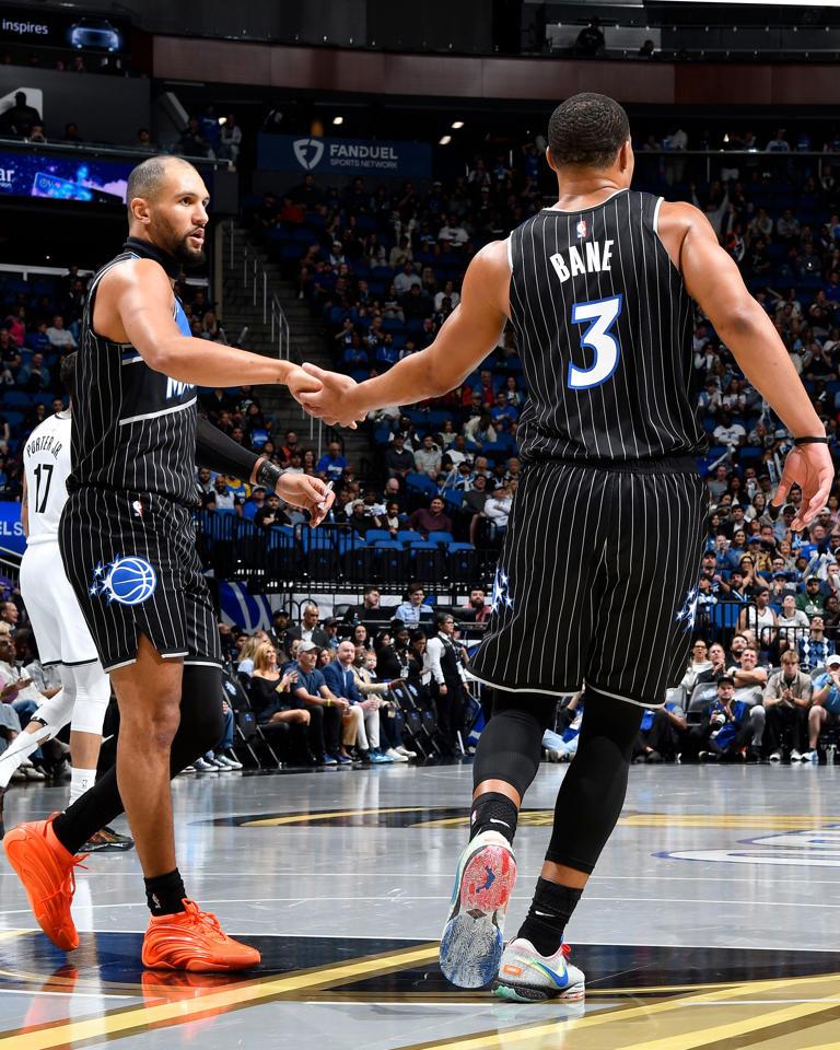 NBA官方裁定，奥兰多魔术后卫贾伦·萨格斯在比赛开始时必须将头带戴在额头上，而不