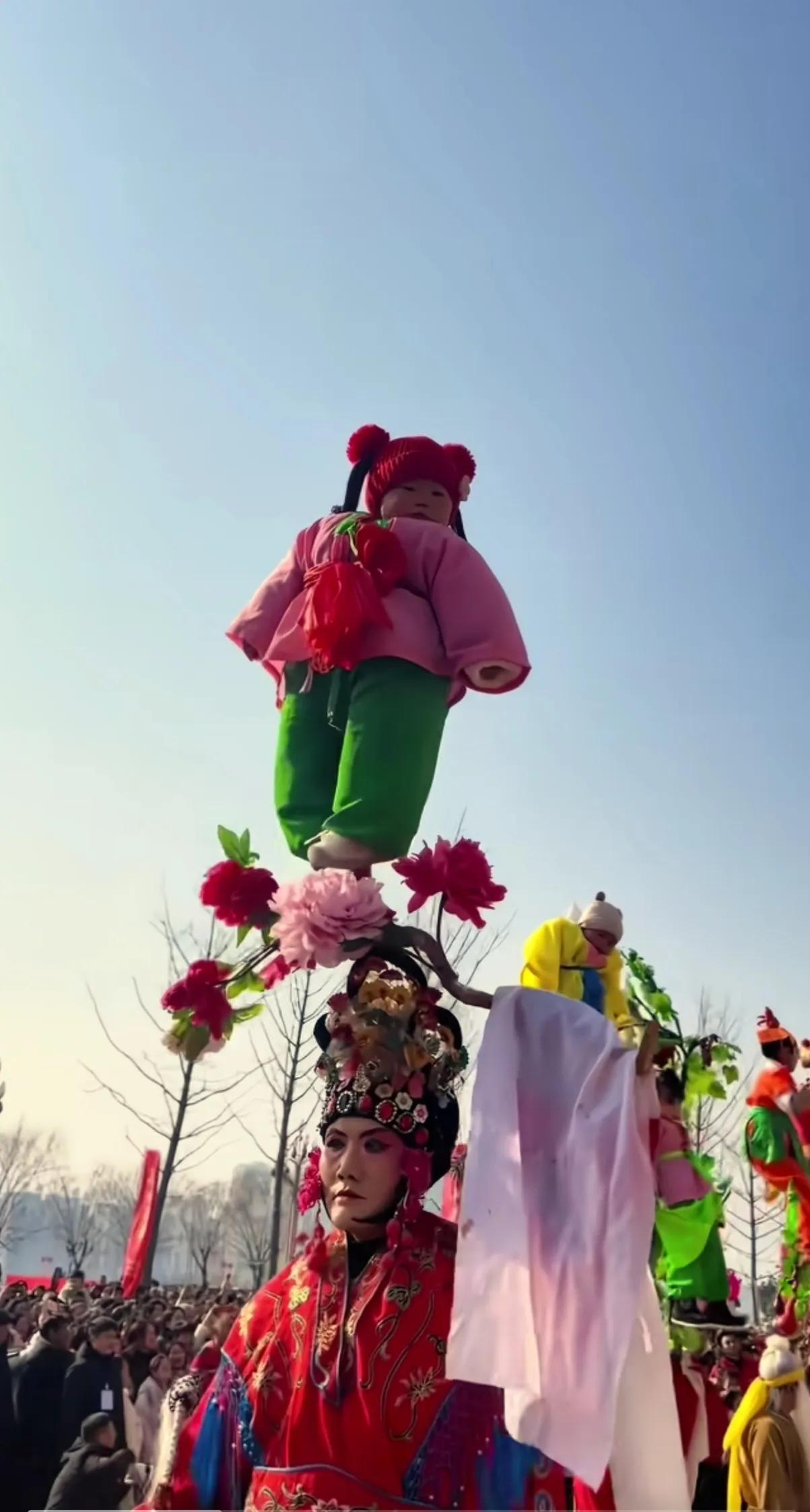 这些表演太厉害了，站那么高的还全是小孩。