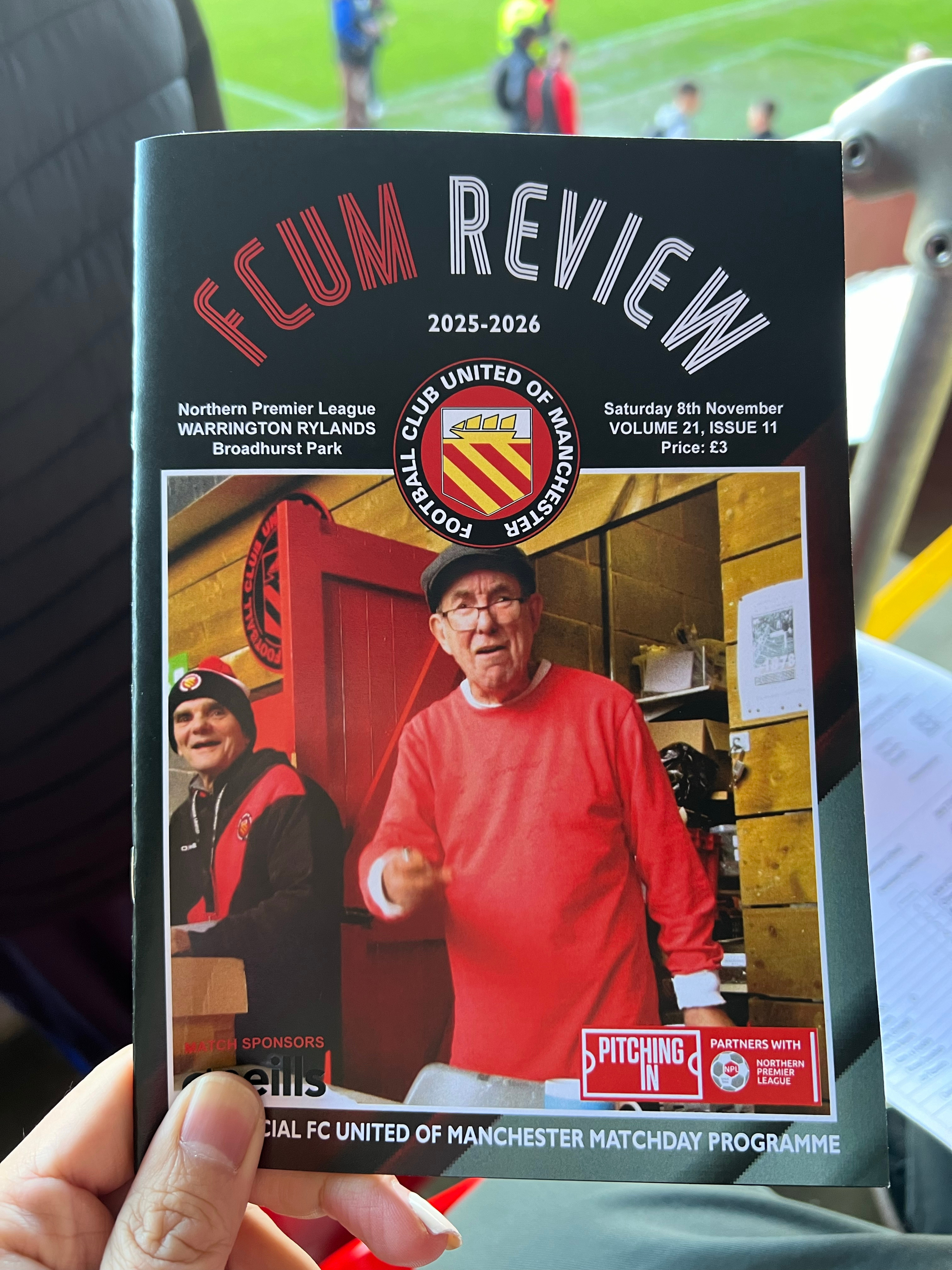 FC联今天的对手是Warrington Rylands，榜首大战。场刊封面这位老