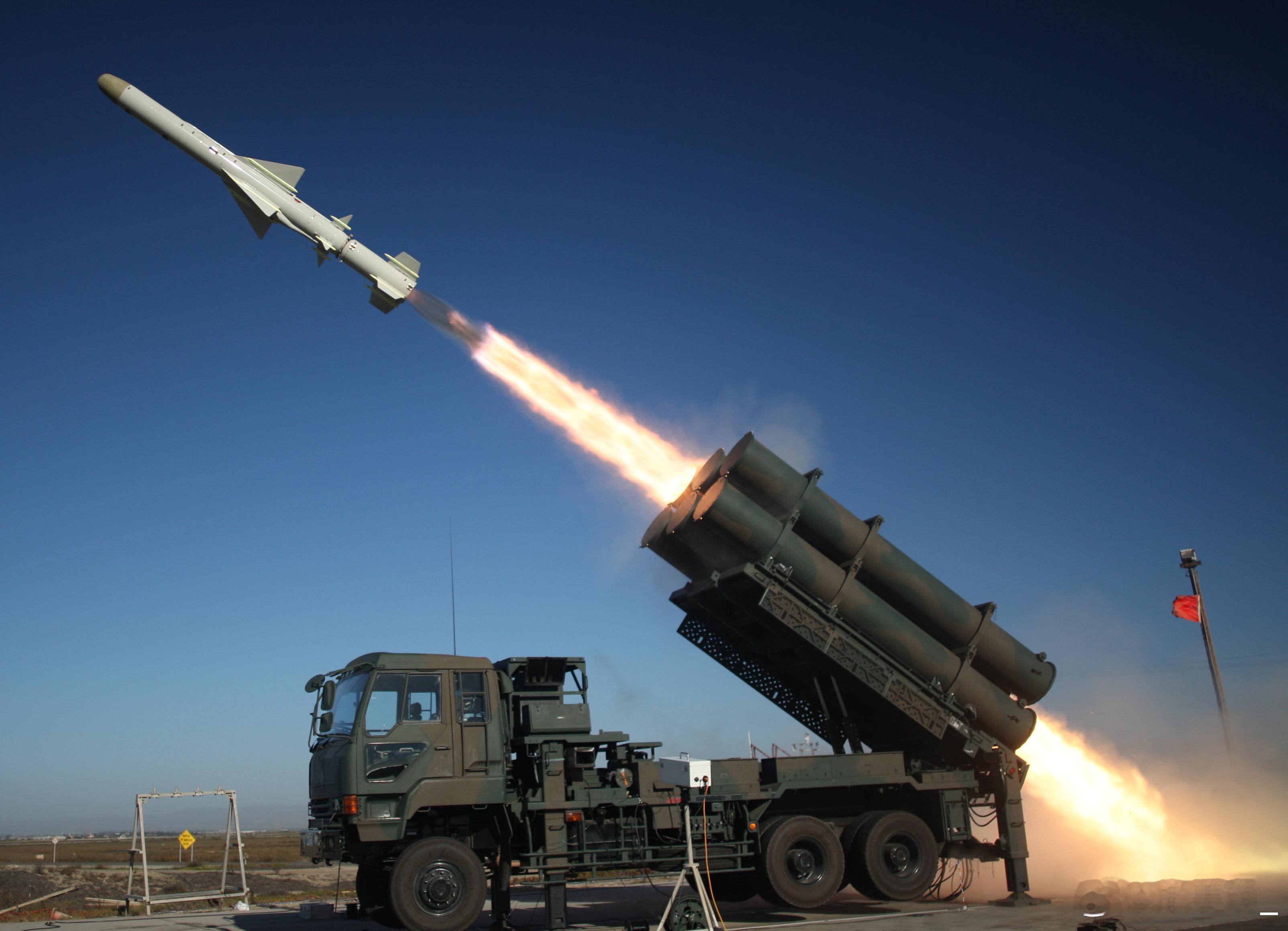 菲美“肩并肩”大型联合演习昨天启动。自2012年起一直以观察员身份参与的日本自卫