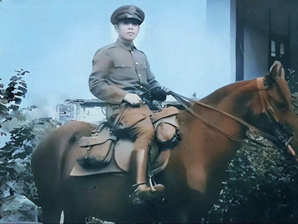 老狼原创：国军悍将黄伯韬。在淮海战役碾庄一战中；华野部队深陷黄百韬提前构筑好的“死亡陷阱”，碾庄圩200米正面布置的40多挺重型机关枪，给华野大军带来了很大的麻烦，无论从那个方向切入，马上就会招致多方面的火力网打击过，战争虽然胜利，但华野付出的代价也是非常惨重的，仅在最后攻破碾庄圩时，我军就付出了2万余人的伤亡代价。
而在听到黄百韬兵团被全歼，黄百韬自尽的消息传来后，操劳多日，茶饭不思的粟裕终于绷不住了，直接倒在地上黄伯韬