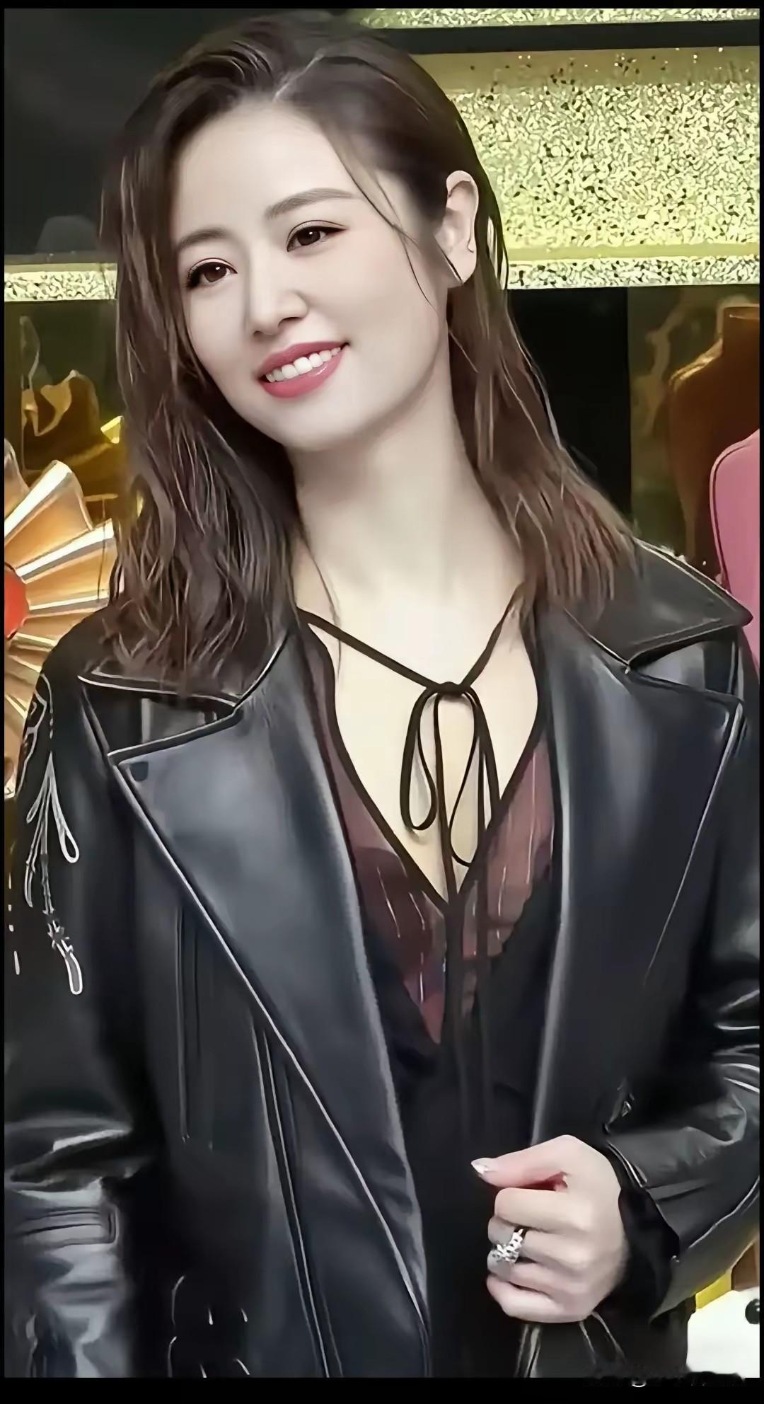 家人们，快看！林心如这是吃了防腐剂吗？快50的人了，皮肤还嫩得能掐出水！

穿条