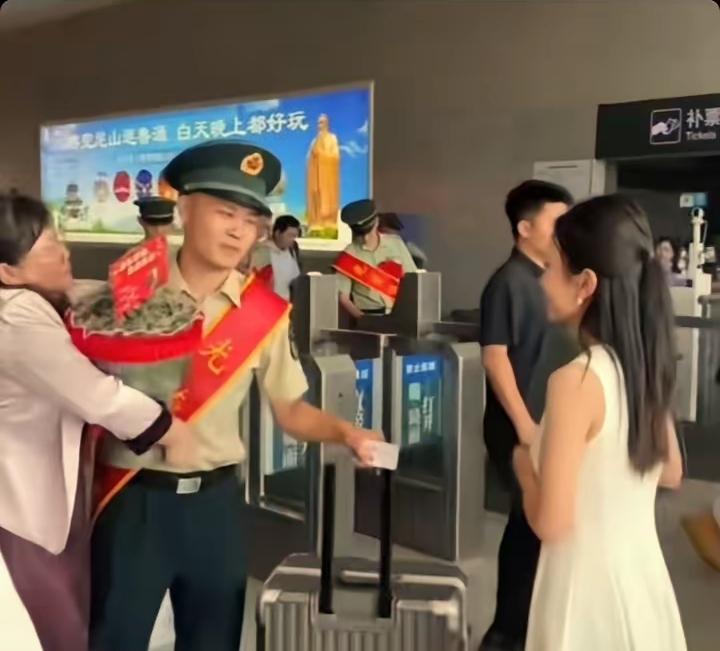 这个退伍兵的出站视频，网上吵得热火朝天，非要掰扯人家小伙出站，是应该先抱妈还是先