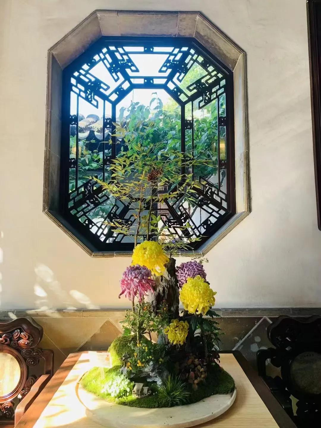 [送自己一朵花][福][玫瑰]
下联:素笔千言绘世情。