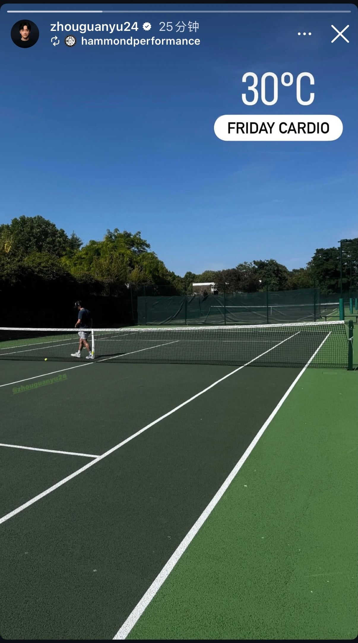 小周刚刚分享了他今天的新动态🆕在30℃下打网球🎾这点气温对于🌵来说那叫事儿