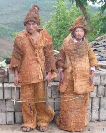 新中国成立后，解放军在哀牢山深山里发现4万几乎全裸的男男女女，调查后才发现，他们