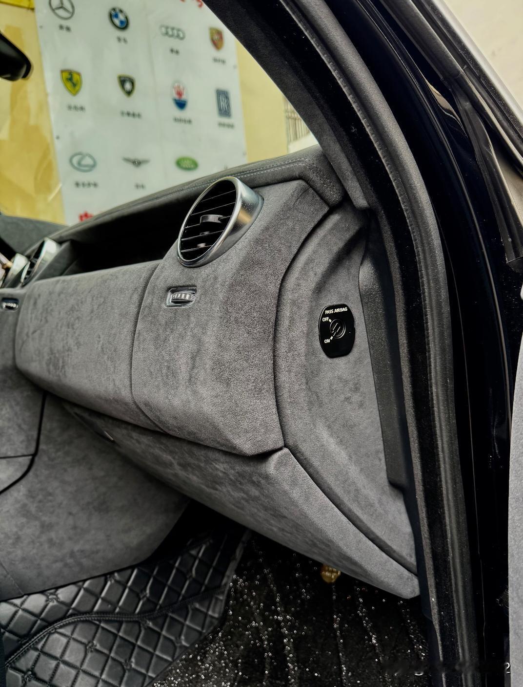 路虎发现4应该是全网唯一Alcantara内饰
路虎最经典的一代发现4，硬派越野