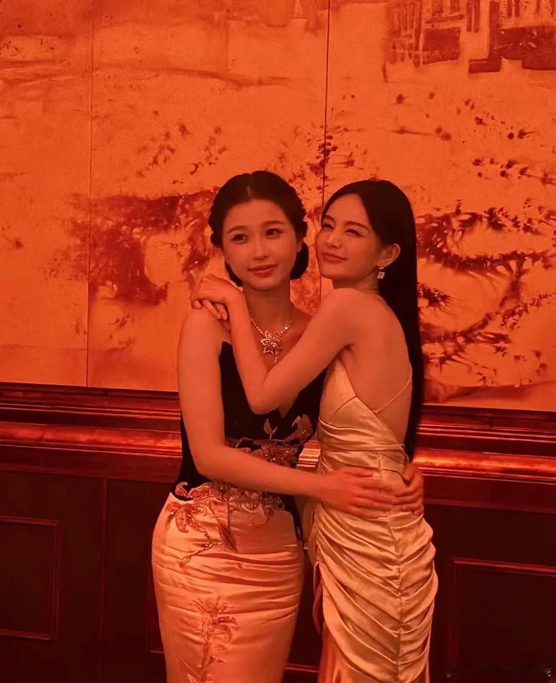 不管是古装还是红毯造型，李一桐都全方位碾压虞书欣了呀 ​​​