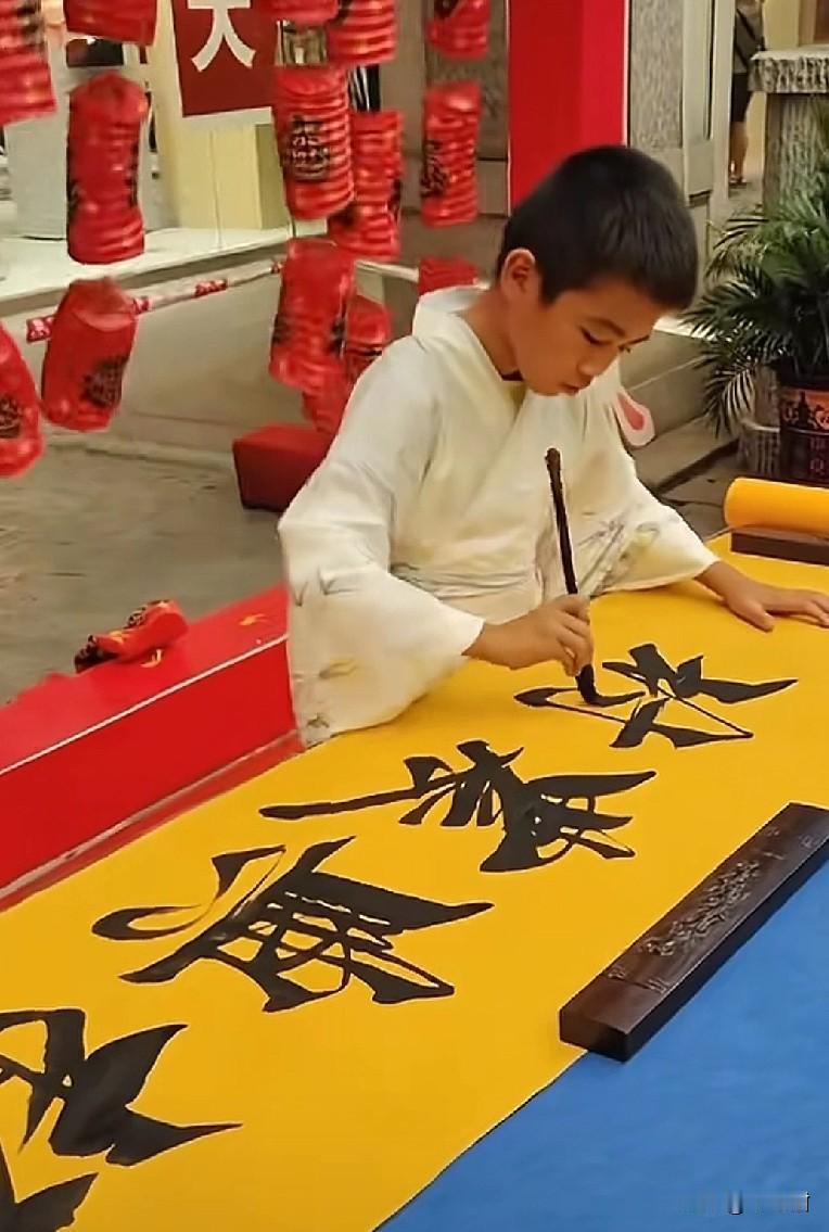 近日，13岁“神童书法”李明同学在中国书法院，得到了名师指点，进步更是神速，这以