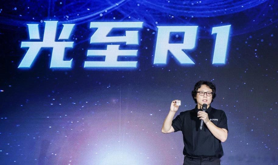 辉羲智能确立了“数据闭环定义芯片”技术理念，并发布了首款高性能智驾芯片——光至R