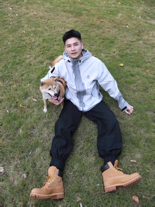 带上小狗去户外玩耍一下