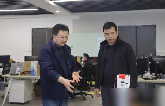 浙大一位博士火了，他在杭州花40万买下了两个车库，将两个车库打通之后，开了一家工