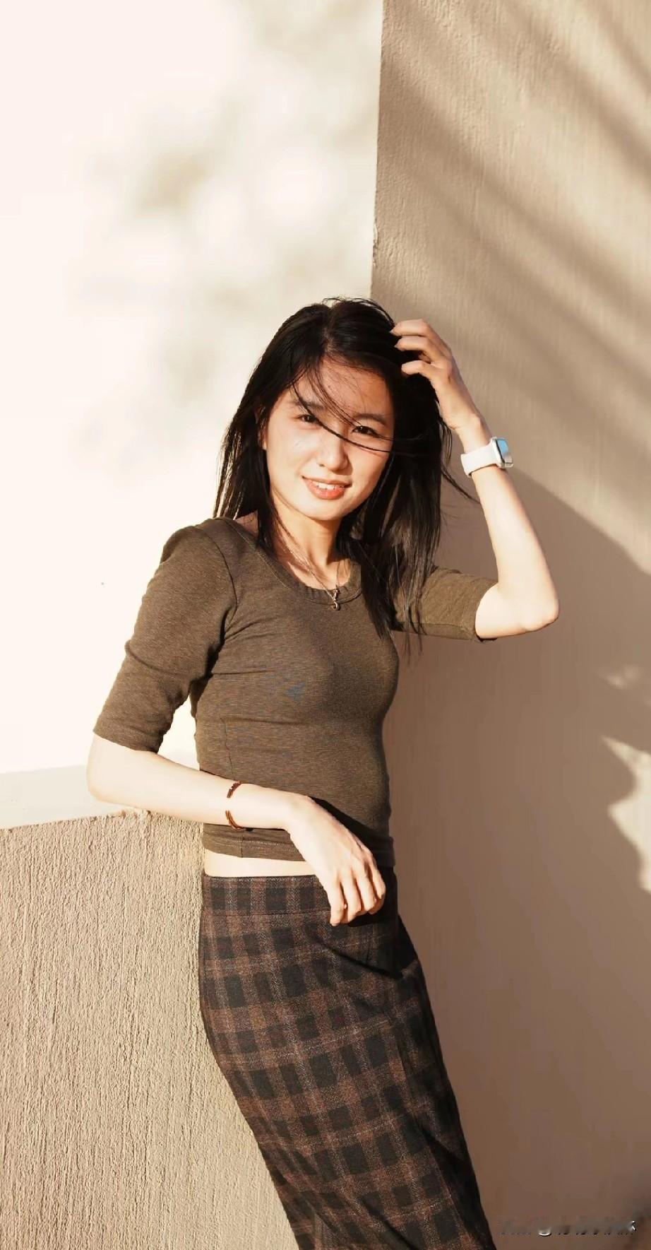 阳光下的青春少女，微笑与影子相伴