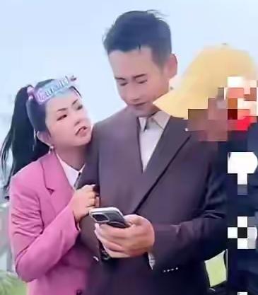 去年互联网曾有一篇文章，居住上海的歌手郭欢女士声称，她与徐子崴育有一子。从婚姻状