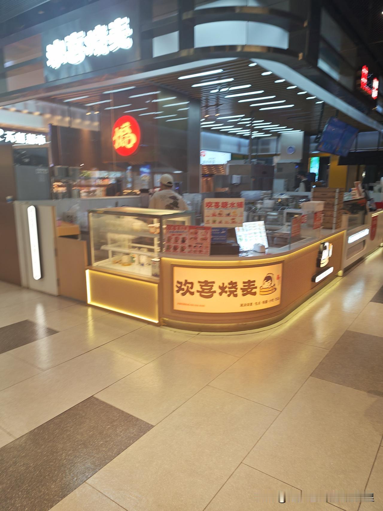 一大早就起来去商场，超市刚刚好开门，月饼礼盒已经上线了，这节日的氛围一下子就上来