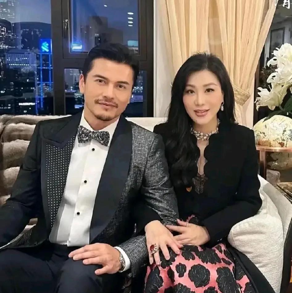 55年出生的吕良伟
看起来怎么这么年轻
像网友说那样，好像吃了防腐剂似的
都不会