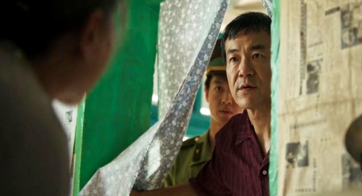 张丹又来找他了，可这次连门都没敲开。

胡同黑得连路灯都省电，疯僧缩在屋里听脚步