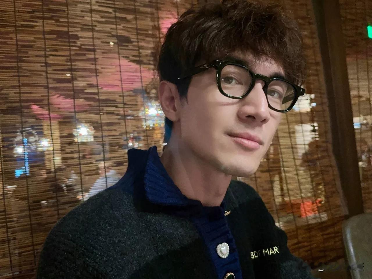 这不是P的吧？林更新的鼻子感觉比平常大了一倍，好抢镜啊！还是我记错了，他的鼻子一